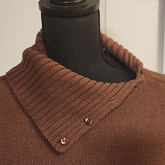 Asymmetrical turtleneck long sleeve sweater - Picture 2 of 8